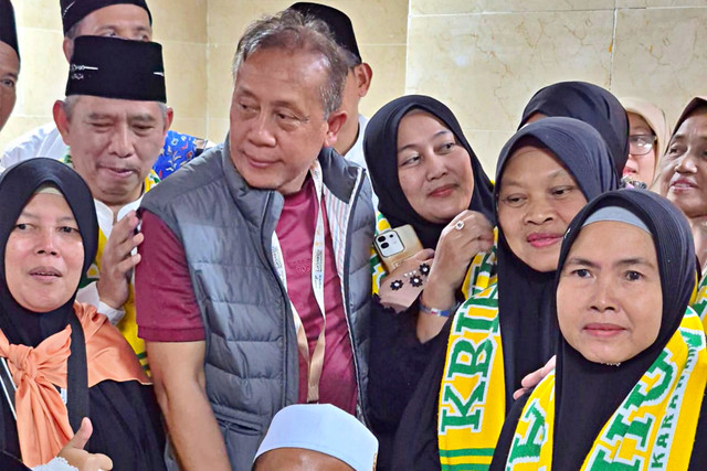 Pimpinan DPR sekaligus Timwas Haji DPR, Saan Mustopa temui jemaah asal RI di Makkah, Sabtu (23/5/2026). Foto: Dok. Timwas Haji DPR 2026