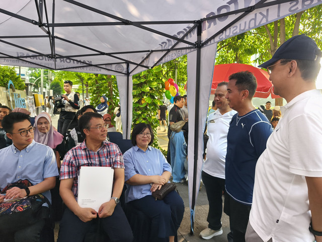 Kepala Kantor Wilayah Direktorat Jenderal Imigrasi DKI Jakarta, Pamuji Raharja dan Direktur Visa dan Dokumen Perjalanan, Eko Budianto meninjau pemohon pembuatan paspor di CFD. Foto: Aditya Nugraha/kumparan