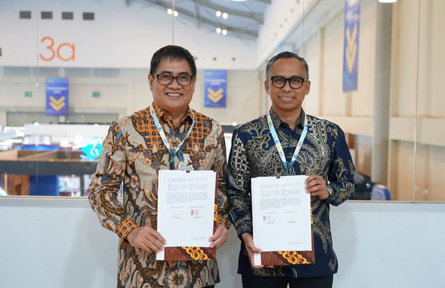 Direktur Utama Petrokimia Gresik, Daconi Khotob (kiri) usai melakukan perjanjian kerja sama bersama PC Ketapang II Ltd. Foto: Petrokimia Gresik. 
