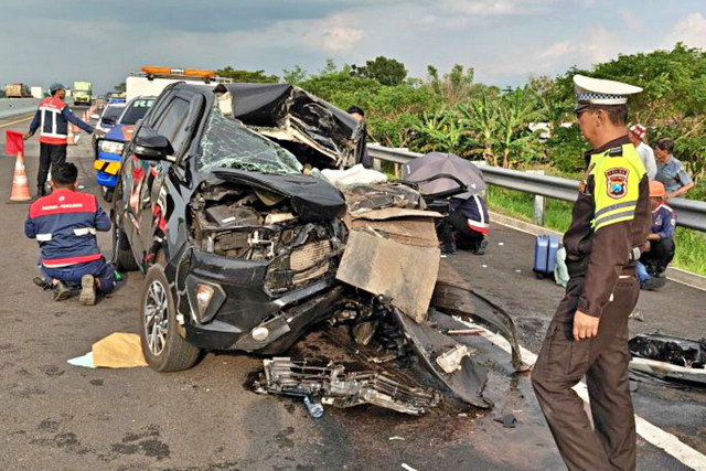 Satlantas Probolinggo Kota melakukan penanganan dan olah TKP usai kecelakaan di Tol Paspro pada Sabtu (23/5/2026) sore. Foto: Dok. Satlantas Probolinggo Kota