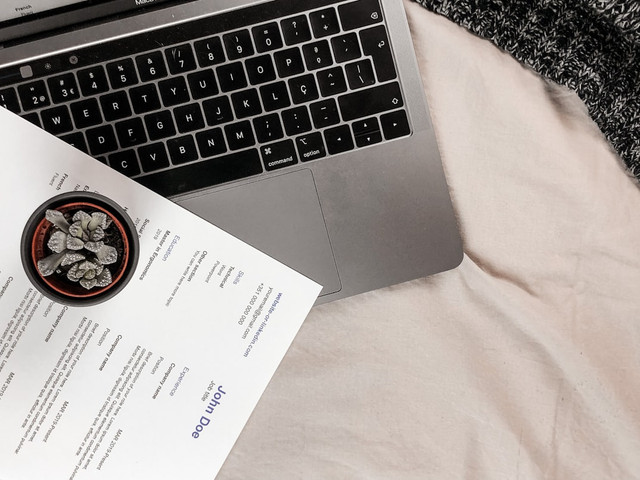 Ilustrasi perbedaan antara surat lamaran dan CV. Foto: Unsplash.com/João Ferrão