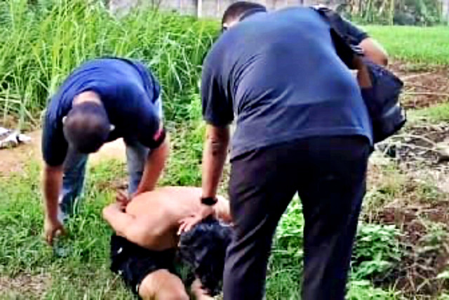 Polisi mengamankan pelaku dari peristiwa kekerasan dengan sajam di Fly Over Taman Cibodas, Kota Tangerang. Foto: Dok. Polres Tangerang Kota