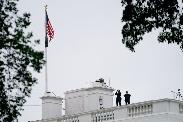 Sejumlah agen Secret Service AS berjaga-jaga di atap Gedung Putih setelah insiden penembakan di Washington, D.C., Amerika Serikat pada Sabtu (23/5/2026). Foto: Nathan Howard/REUTERS