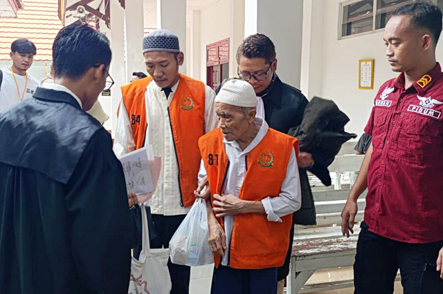 Kakek Mujiran (74), saat berada dalam penjara atas kasus pencurian sisa getah karet di PTPN. Foto: Dok. Istimewa