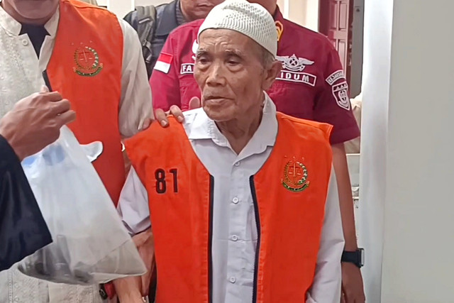 Kakek Mujiran (74), saat berada dalam penjara atas kasus pencurian sisa getah karet di PTPN. Foto: Dok. Istimewa