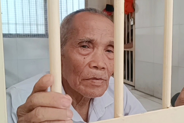 Kakek Mujiran (74), saat berada dalam penjara atas kasus pencuriaan sisa getah karet di PTPN. Foto: Dok. Istimewa