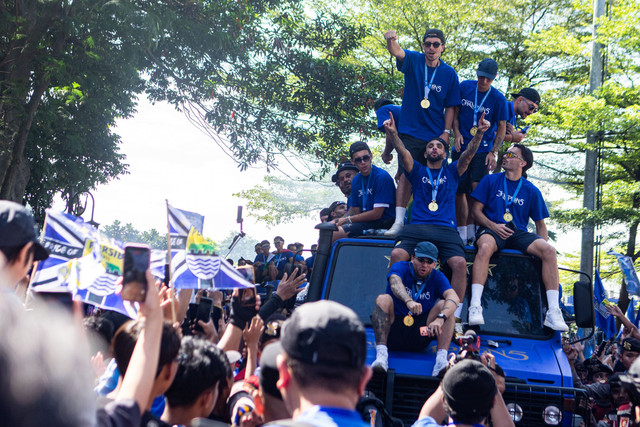 Tim dan ofisial Persib Bandung menyapa warga saat konvoi juara BRI Super League 2025-2026 di Bandung, Jawa Barat, Minggu (24/5/2026). Foto: Novrian Arbi/ANTARA FOTO