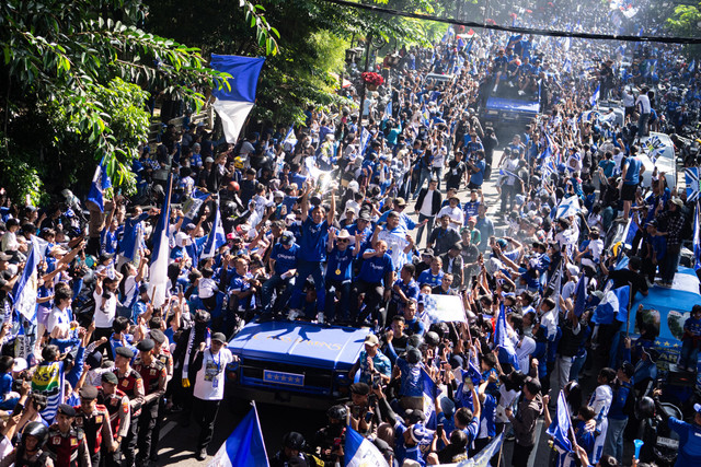 Warga menyapa tim dan ofisial Persib Bandung saat konvoi juara BRI Super League 2025-2026 di Bandung, Jawa Barat, Minggu (24/5/2026). Foto: Novrian Arbi/ANTARA FOTO