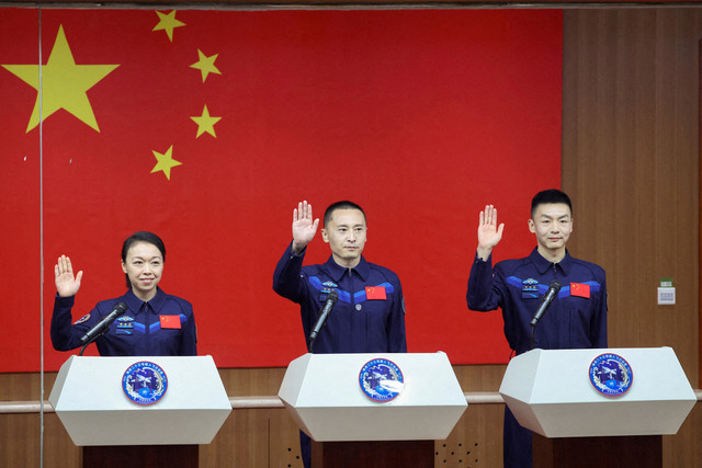 Astronot Zhu Yangzhu (tengah) , Zhang Zhiyuan (kanan), dan Lai Ka-ying (kiri), yang merupakan astronot pertama dari Hong Kong, memberi isyarat saat menghadiri konferensi pers sebelum misi penerbangan luar angkasa Shenzhou-23 ke stasiun ruang angkasa Tiangong China. Foto: REUTERS/Maxim Shemetov