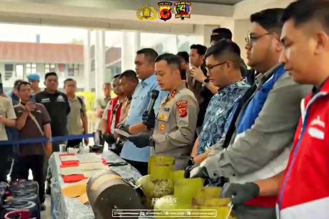 Kapolres Bogor AKBP Wikha Ardilestanto memberikan paparannya saat menunjukkan sejumlah barang bukti yang diamankan Polres Bogor dalam pengungkapan kasus Tindak Pidana Migas dan Minerba. Foto: Instagram/ @humaspolresbogor