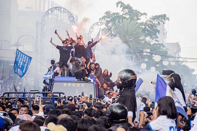 Warga menyalakan suar saat pawai Juara Pancatakhta di Jalan Asia Afrika, Bandung, Jawa Barat, Minggu (24/5/2026). Foto: Abdan Syakura/ANTARA FOTO