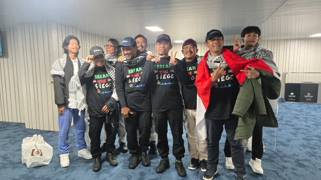 9 WNI yang ditangkap militer Israel berpotret bersama saat tiba di Bandara Soekarno-Hatta, Tangerang, Minggu (24/5/2026). Foto: Dok. GPCI