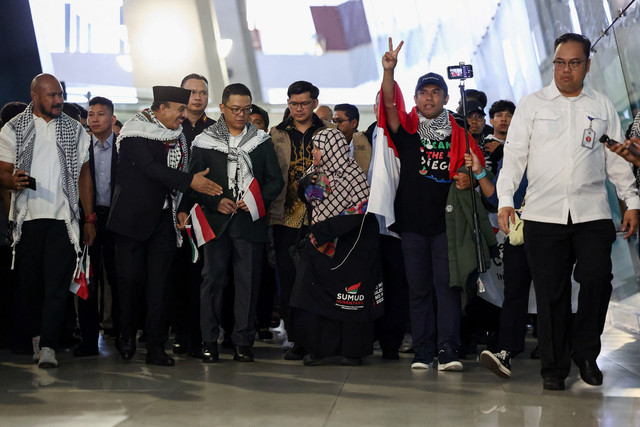 Seorang pria membuat gestur kemenangan saat anggota Indonesia dari Armada Sumud Global yang menuju Gaza tiba di Bandara Internasional Soekarno-Hatta di Tangerang pada  24 Mei 2026. Foto: REUTERS/Willy Kurniawan