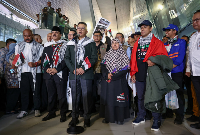 Menteri Luar Negeri Indonesia Sugiono berbicara setelah anggota Indonesia dari Armada Sumud Global yang menuju Gaza tiba di banadara Soekarno-Hatta di Tangerang pada  24 Mei 2026. Foto: REUTERS/Willy Kurniawan