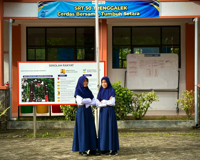 Nur Khusnul Khotimah dan Nur Uswatun Khasanah, murid kembar di Sekolah Rakyat Terintegrasi (SRT) 50 Trenggalek, Jawa Timur. Foto: Biro Humas Kemensos/ Alpenta Mulia Sitompul