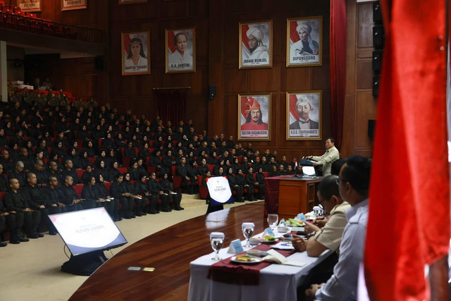 Presiden Prabowo Subianto memberikan taklimat kepada para peserta Presidential Future Leaders Program (PFLP) 2026 di Hambalang, Jawa Barat, Minggu, 24 Mei 2026. Foto: Dok Sekretariat Kabinet
