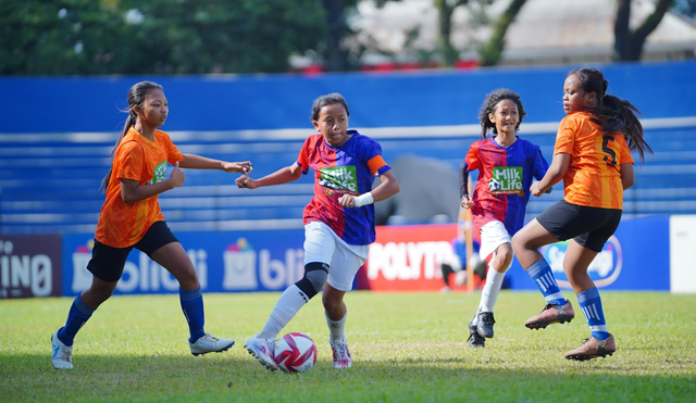 Aksi Adelice Maureen Hanum Faisal, Pemain SDN Lowokwaru 3 yang juga menjadi top scorer dengan 36 gol pada KU 12 Milklife Soccer Challenge Malang Seri 2 2025-2026.  Foto: Dok. MilkLife Soccer Challenge