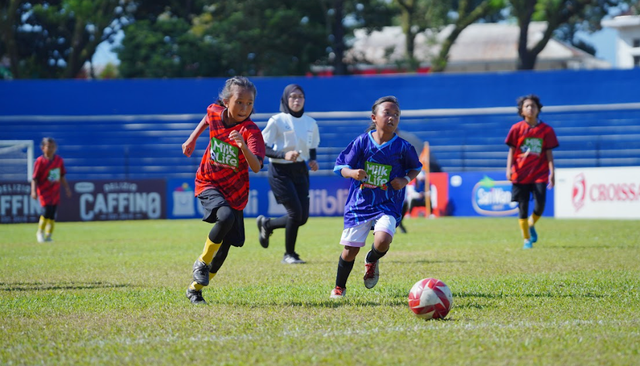 Pertandingan final KU 10 MilkLife Soccer Challenge Malang Seri 2 2025-2026 antara SDN Tulungrejo 02 melawan SDN Tunjungsekar 3.  Foto: Dok. MilkLife Soccer Challenge
