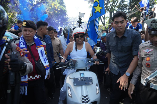 Gubernur Jawa Barat, Dedi Mulyadi pada konvoi perayaan juara Persib Bandung di Kota Bandung pada Minggu (24/5).  Foto: Dok. Humas Jabar