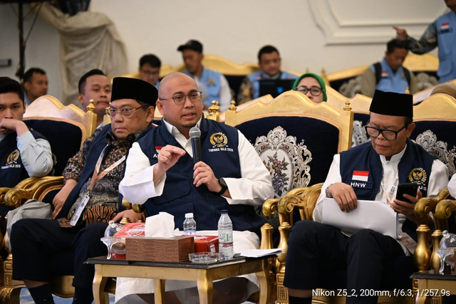 Anggota Timwas Haji DPR Andre Rosiade memberikan apresiasi pelayanan yang diberikan petugas haji Indonesia terhadap jemaah selama musim haji 2026. Foto: Dok. Timwas Haji DPR 2026