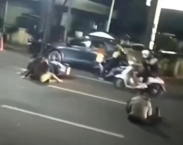 Polisi tertabrak pengendara motor yang kabur dari Razia di Makassar, Minggu (25/5) dinihari. Foto: Dok. Istimewa