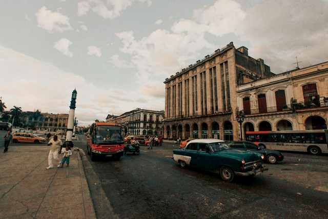 Aktivitas masyarakat di Havana, Kuba tetap bergerak seperti biasa. Di balik rutinitas tersebut, keterbatasan energi perlahan mengubah ritme kehidupan sehari hari. Foto: Pexels