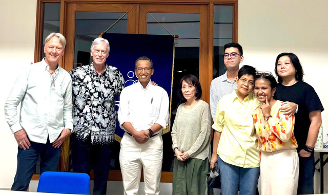 Penulis buku De Gelogen Kolinie, Michel Maas, Peter Carey, dan pengelola Forum Praksis, Romo Baskoro (berturut dari kiri ke kanan) berfoto bersama beberapa peserta diskusi. Foto: Dok. Istimewa