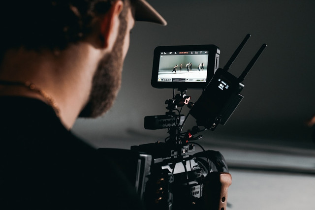 ilustrasi cara menstabilkan video. Unsplash/Kyle Loftus