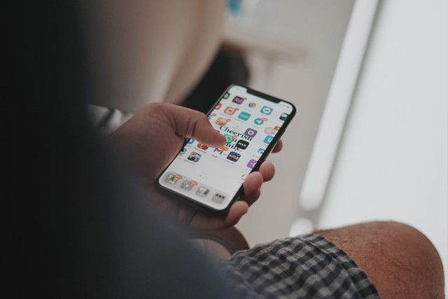 ilustrasi cara hapus akun email di HP. Unsplash/Joy Christian