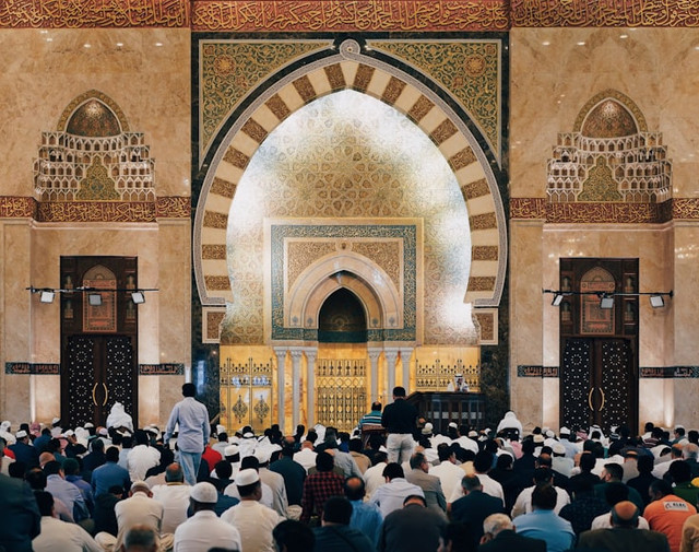 Ilustrasi Bacaan Bilal Sholat Idul Adha Lengkap Mulai Takbir hingga Doa, Foto: Unsplash/Rumman Amin