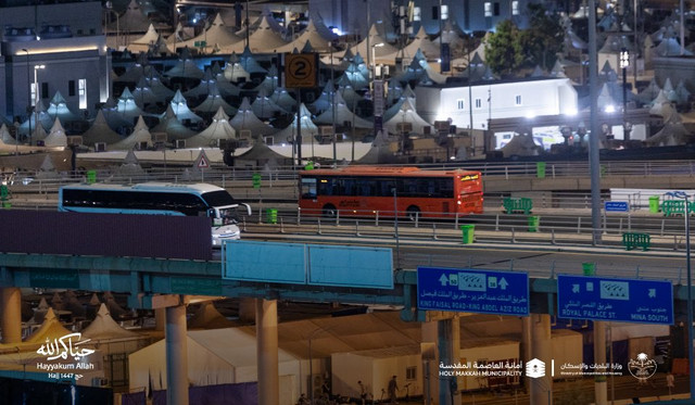 Jemaah haji naik bus memasuki kawasan Mina untuk beribadah di Hari Tarwiyah, Mei 2026. Foto: Holy Makkah Municipality