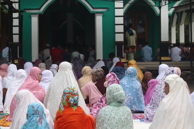 Ilustrasi  Contoh teks khutbah Idul Adha. Foto: Unsplash/Mufid Majnun