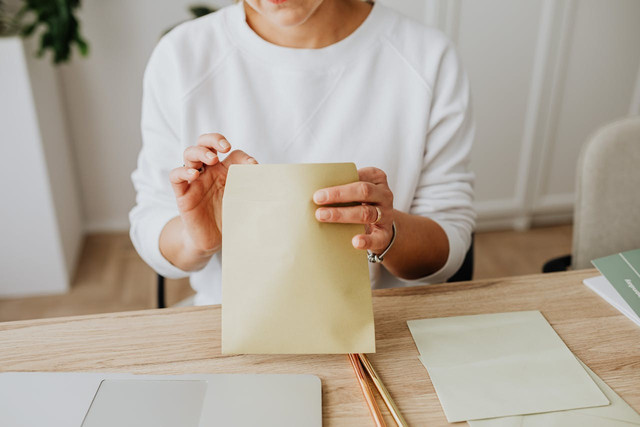 Ilustrasi mempelajari contoh surat kuasa pengambilan uang. Foto: Pexels