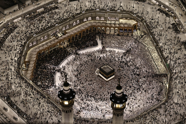 Foto dari udara ini memperlihatkan kompleks Masjidil Haram di Mekah saat umat Muslim melaksanakan salat Isya di sekitar Ka'bah, tempat paling suci dalam agama Islam, Minggu (24/5/2026). Foto: Zain Jaafar/AFP