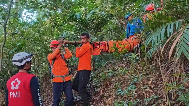 Evakuasi lima pendaki di Gunung Monrolo, Desa Bonto Manurung, Kecamatan Tompobulu, Kabupaten Maros, Sulawesi Selatan. Foto: Dok. SAR