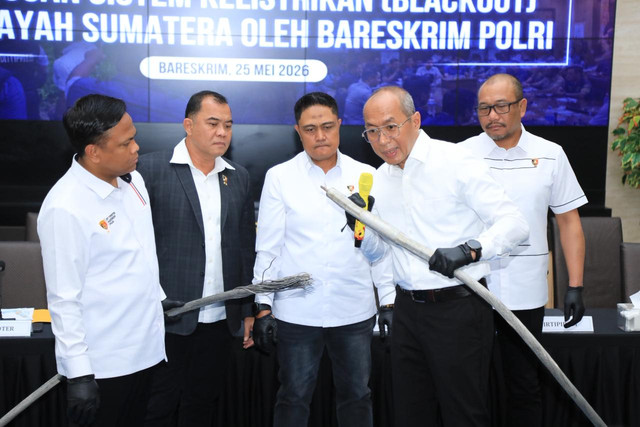 Polisi tampilkan kabel transmisi Sutet 275 kV, Muara Bungo, Sungai Rumpeh, Jambi yang putus.  Foto: Dok. Polri