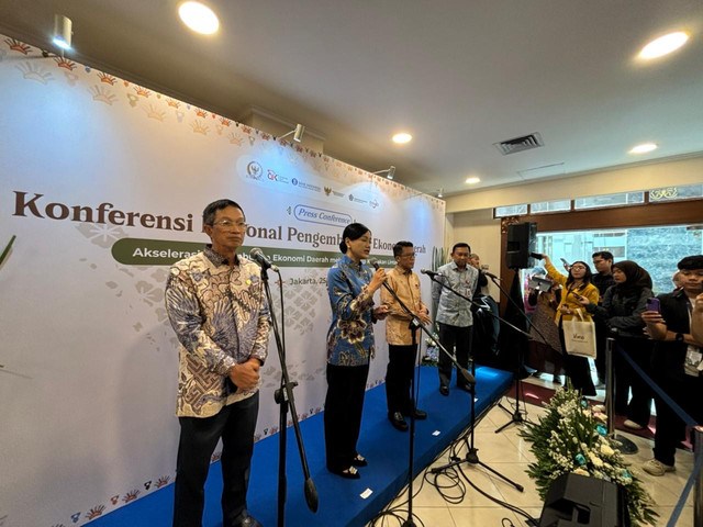 Ketua Dewan Komisioner Otoritas Jasa Keuangan (OJK) Friderica Widyasari Dewi, usai acara Konferensi Nasional Pengembangan Ekonomi Daerah (KNPED) 2026 di Jakarta, Senin (25/5/2026). Foto: Argya D. Maheswara/kumparan 