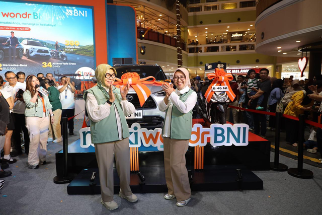 Direktur Consumer Banking BNI, Corina Leyla Karnalies (kiri) saat membuka rejeki wondr BNI di e-Walk Mall, Balikpapan pada Sabtu (23/5). Foto: Dok. BNI