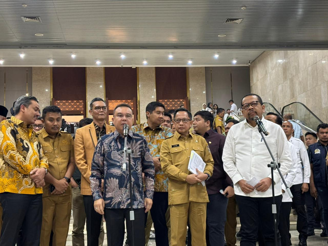 Konpers Satgas Pemulihan Pasca Bencana DPR bersama pemerintah. Foto: Abid Raihan/kumparan