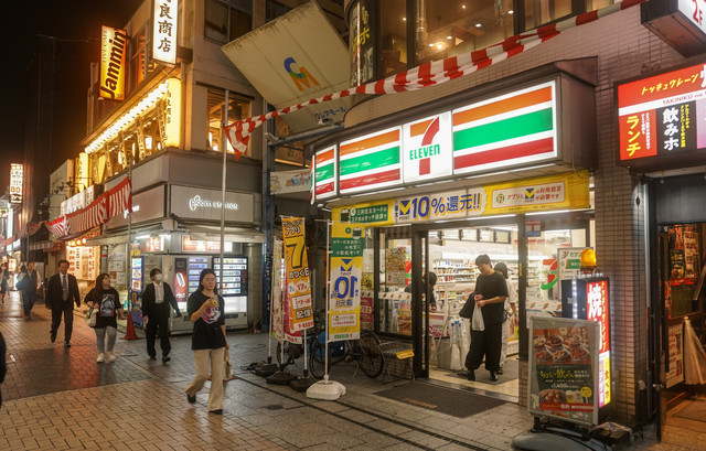 Toko swalayan Seven-Eleven (7-11). Foto: WildSnap/Shutterstock