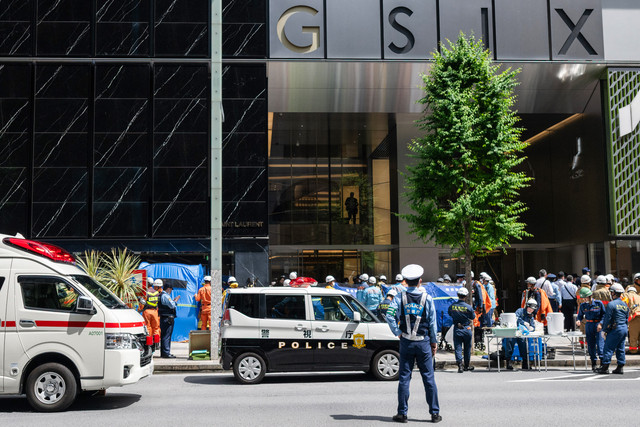 Petugas medis mengevakuasi para korban di pusat perbelanjaan Ginza 6 Shopping Center, Tokyo, Senin (25/5/2026), setelah terjadi insiden penyemprotan zat misterius di area tersebut. Foto: Andrew Caballero-Reynolds/AFP
