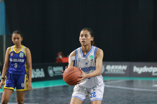 Berlian Yesi (kanan) bersiap melakukan free-throw pada laga playoff putri Campus League Basketball Regional Bandung, di UPI Gymnasium, Kamis (21/5). Foto: Agri Aulian Perdana/kumparan