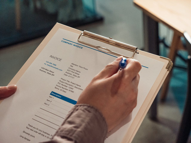 Ilustrasi mempelajari contoh invoice penagihan pembayaran barang dan jasa. Foto: Pexels