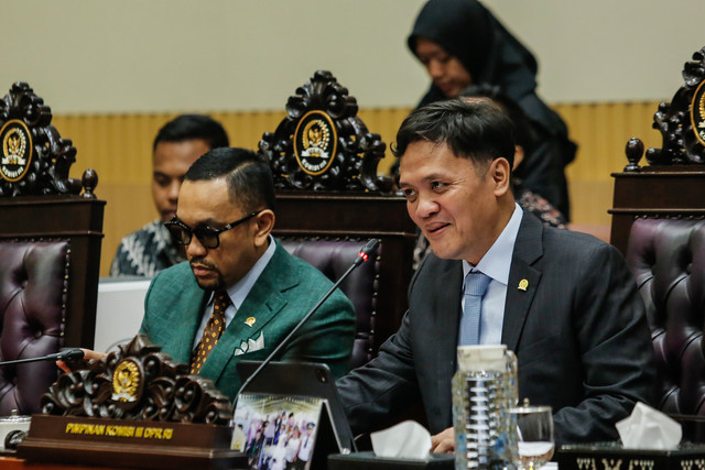 Ketua Komisi III DPR Habiburokhman (kanan) bersama Wakil Ketua Komisi III DPR Ahmad Sahroni (kiri) memimpin rapat kerja dengan pemerintah di Kompleks Parlemen, Senayan, Jakarta, Senin (25/5/2026). Foto: Asprilla Dwi Adha/ANTARA FOTO
