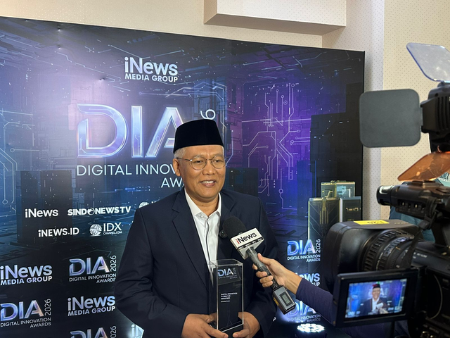 Rektor Universitas Terbuka, Prof. Dr. Ali Muktiyanto, S.E., M.Si., menerima penghargaan Digital Innovation in Creative Industries dalam ajang Digital Innovation Awards 2026 di Jakarta pada Jumat (22/5). Foto: Dok. Istimewa