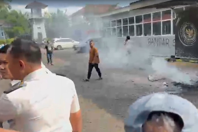 Demo ricuh di depan kantor Lapas Narkotika Bolangi di Kabupaten Gowa, Sulawesi Selatan, Senin (25/5/2026). Foto: Lapas Bolangi