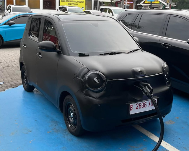 Wuling Hongguang Mini EV terpantau melakukan pengujian di Indonesia. Foto: Instagram/@rdvynz.scene