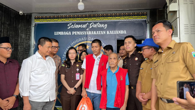 Kakek Mujiran bebas dari penjara. Foto: Dok. Istimewa