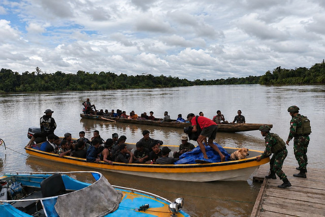 Koops TNI Habema evakuasi 44 warga pendulang emas dari wilayah rawan gangguan keamanan di Awimbon. Foto: Satgas Koops TNI Habema