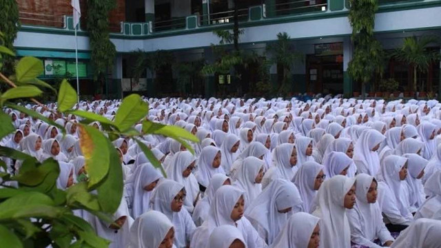 Santriwati sedang mengikuti giat rutin di Pesantren (foto: Pk-Tren Indonesia)